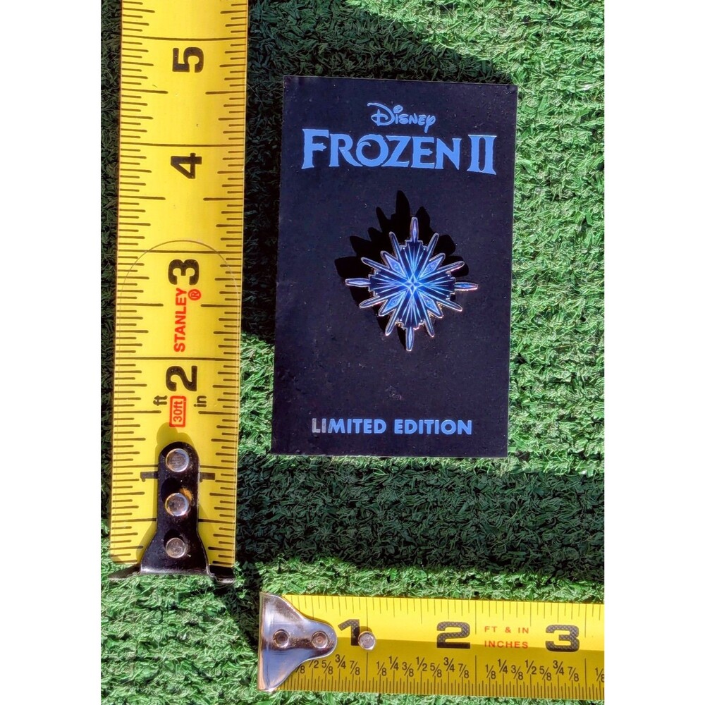 Disney 1" Pin Frozen II 2 Exclusive Limited Edition D23 2018 Snowflake Shape NIP - Picture 2 of 3